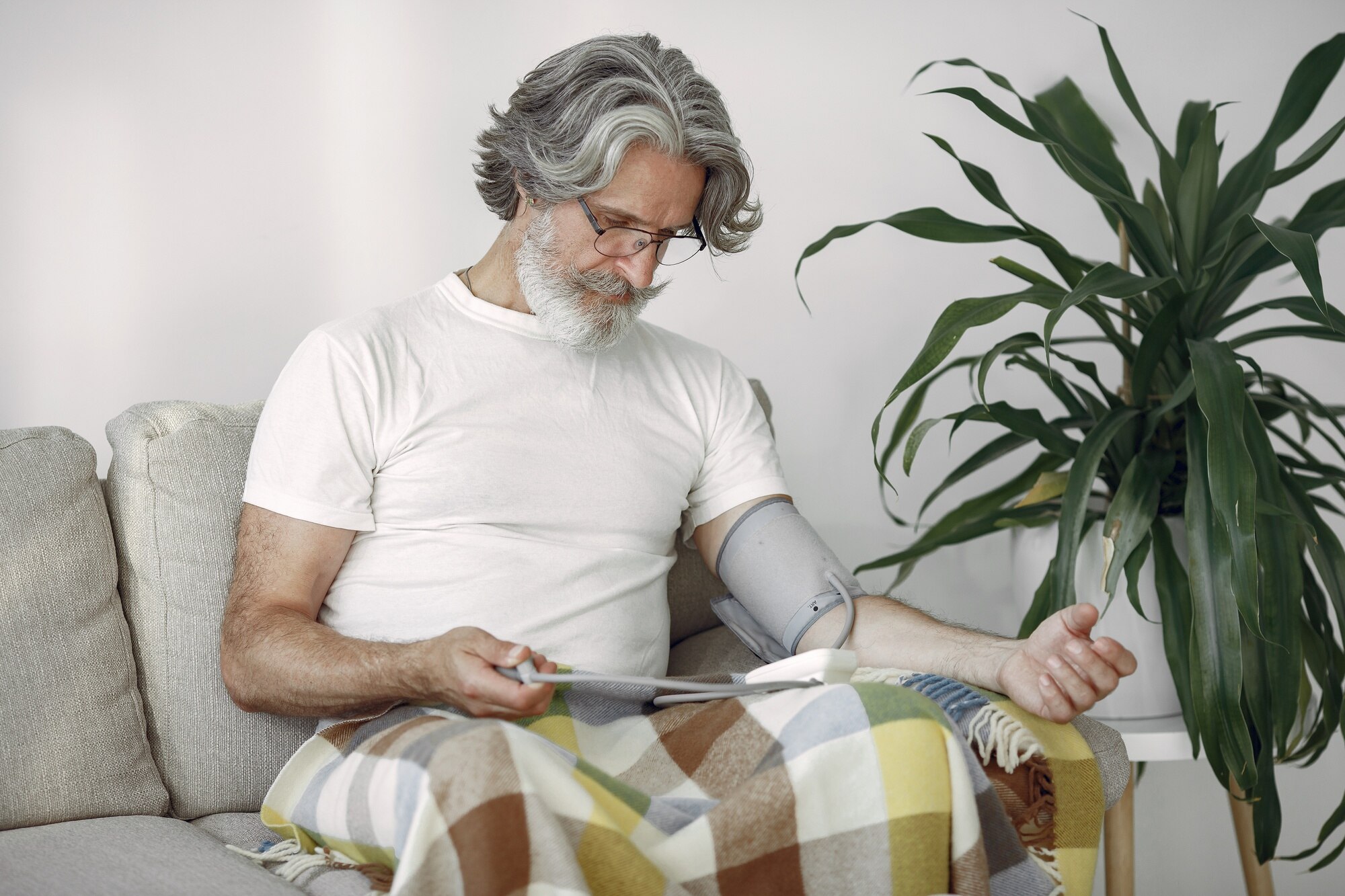 Personas adultas mayores practicando caminata en un parque de la ciudad
